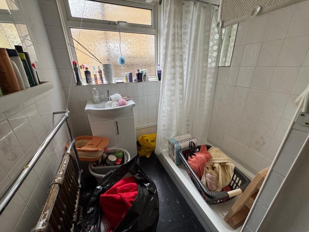 Lot: 137 - DETACHED BUNGALOW FOR IMPROVEMENT - Shower room